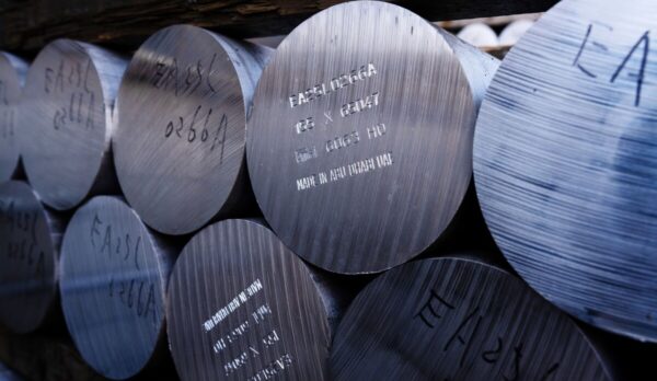 Crisis de Aluminio: Cómo los Conflictos Geopolíticos Disrumpen la Cadena de Suministro