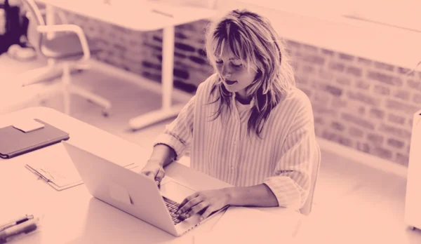 Modelos de Precios por Hora: Por Qué Limitan el Crecimiento de Emprendedoras