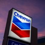 Berkshire Hathaway vende $8B en acciones de Chevron