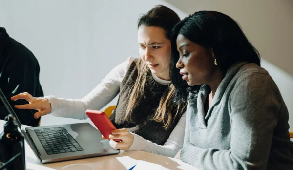 La brecha de confianza: por qué las mujeres se subevalúan en la empresa