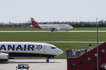 Regulaciones ambientales en aviación: el impacto en costos y operaciones