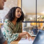 Mujeres ejecutivas: cómo el exceso de visibilidad técnica sabotea su ascenso