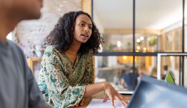 Mujeres ejecutivas: cómo el exceso de visibilidad técnica sabotea su ascenso