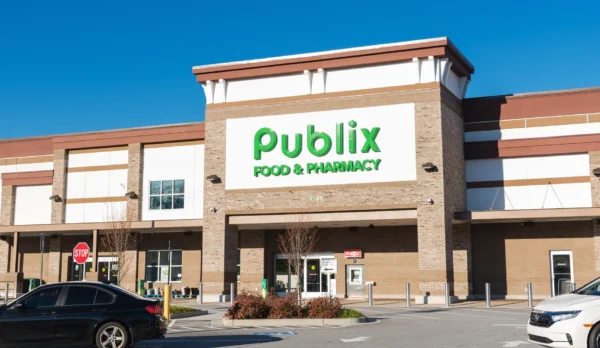 Automatización Retail: Cuándo Descentralizar Control Mejora Eficiencia