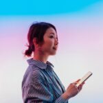 El Modelo Híbrido de IA: Humanos Detrás del Chatbot Revolucionan el Servicio
